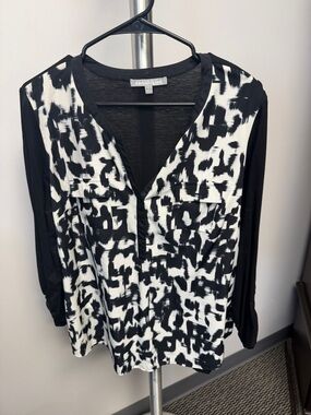 Daniel Rainn Black & White Abstract V-Neck Blouse